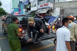 Thanh niên nằm chết cách xe máy 5 mét trên đại lộ Võ Văn Kiệt