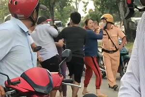 Bắt 2 người say đánh CSGT ở Bình Chánh