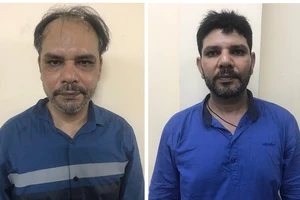 2 người Pakistan đi ô tô cướp giật 25 triệu đồng