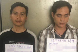 Thanh niên rủ bạn cầm búa đi đòi nợ cho bạn gái