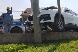 Nữ tài xế lao thẳng ô tô vào cột điện ở đại lộ Võ Văn Kiệt