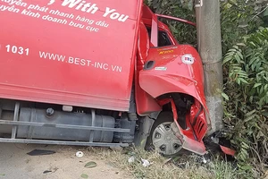 Xe chuyển phát nhanh húc gãy trụ điện ở Củ Chi