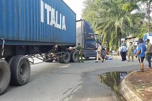 Va chạm với container, thanh niên chết thảm ở Bình Tân