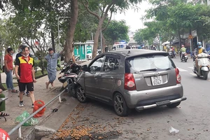 Ô tô tông nhiều xe máy ở Bình Thạnh, 2 người bị thương