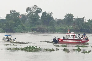 Đến trưa 15-12, việc tìm người mất tích vẫn chưa có kết quả. Ảnh: HT