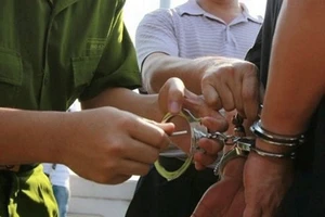 Nhận hơn 2 tỉ làm giấy tờ đất nhưng lại giao giấy giả