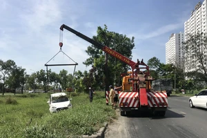 Chiếc xe sau đó được phương tiện cứu hộ đưa lên bờ, di dời khỏi hiện trường. Ảnh: HT