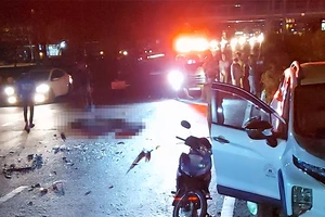 Xe tải sau khi húc ô tô 5 chỗ thì tông vào người đi bộ