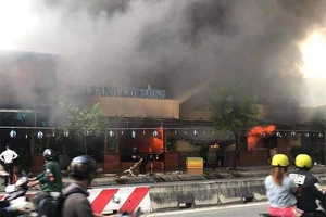 Cháy dữ dội sau tiếng nổ lớn ở quận 12