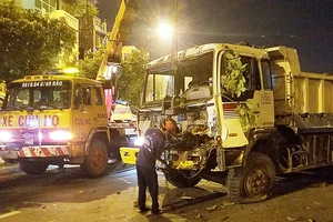 Xe ben húc trụ điện, 1 làn đường Võ Văn Kiệt bị phong tỏa