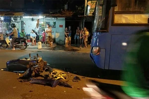 Xe máy ‘đấu đầu’ xe buýt, người đàn ông trọng thương