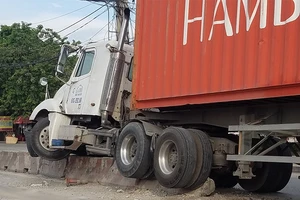Container húc văng khối bê tông phân làn, trúng người đi đường