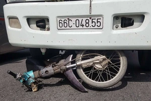 1 nạn nhân bị ô tô tải cán tử vong ở vòng xoay tại Bình Chánh