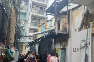 Cháy nhà trong hẻm ở quận 1, 2 người bị thương
