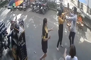 Clip 2 phụ nữ ở Tân Phú bị đánh: Lý do là giành chỗ bán hàng