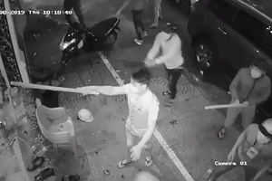 Nhóm người cầm dao tự chế đập phá đồ đạc ở Bình Tân