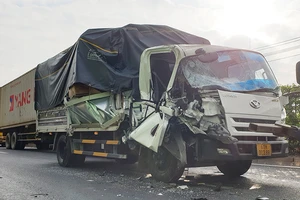 Tông xe tải trên Quốc lộ 1, giao thông kẹt cứng