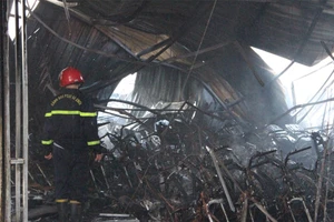 Bình Dương: Người dân phá tường thoát khỏi đám cháy