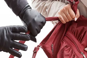 Bị giật túi xách, xịt hơi cay vào mặt trên đường Trường Sa