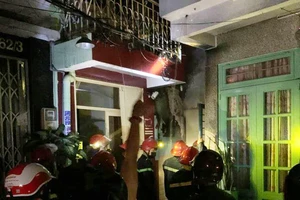 Quận 10: Cháy nhà nhiều tầng lúc 0 giờ sáng, 7 người mắc kẹt