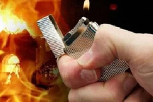 Giận vợ cũ không chia tài sản, chặn đường tưới xăng tính đốt