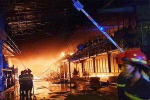 Đám cháy kho ven quốc lộ ở Hóc Môn: Đến sáng vẫn còn cháy