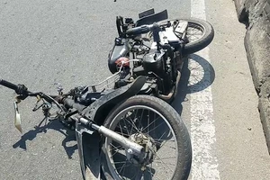 Sau khi tông dải phân cách, nam thanh niên văng qua làn ô tô