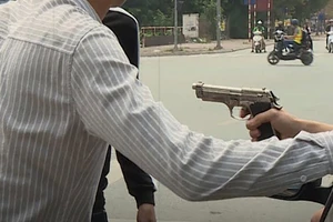 Nổ nhiều phát súng ở quán nhậu, 1 người trúng đạn