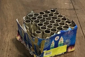 Mang pháo ra đốt ở trung tâm TP.HCM thì gặp công an 