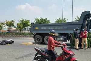 Hai người phụ nữ đi xe máy va chạm xe ben, một người bị cán 