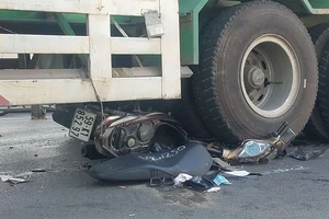 Xe container nổ lốp, tông sập tường, cán nát xe máy ở Bình Tân