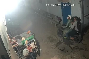 Thản nhiên dùng chĩa chích điện bắn chó ở Củ Chi