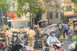 Ô tô lật ngửa sau khi tông biển báo, tài xế may mắn bị xây xát