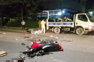 2 xe máy tông nhau ở Bình Chánh, 4 người thương vong