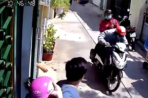 Truy tìm 2 kẻ cướp giật điện thoại của nữ sinh ở TP.HCM