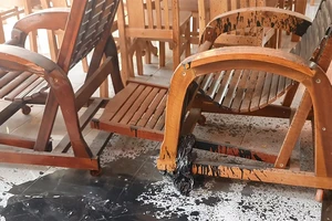 Điều tra nhóm người tạt sơn cửa hàng đồ gỗ ở Hóc Môn