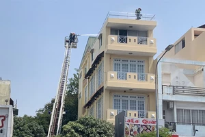 Cảnh sát dùng xe thang cứu 2 người trong đám cháy do hàn xì