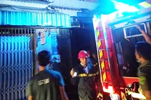 Cháy nhà nghi do thắp nhang, con hẻm náo loạn lúc 23 giờ đêm