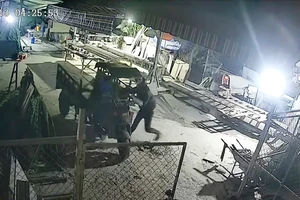 Trộm táo tợn cắt khóa, trộm cả xe ba gác ở Bình Chánh