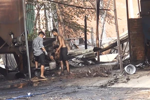 Cơ sở sản xuất bột nhang ở Bình Tân cháy rụi lúc rạng sáng