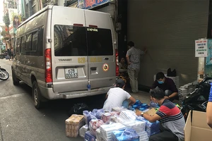 Dùng xe khách chở thuốc lá lậu từ Long An lên TP.HCM