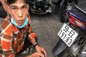 Dùng băng keo đen ‘biến hình’ biển số để qua mặt cảnh sát