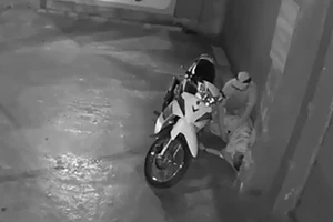 Kẻ trộm tiếp cận lấy tài sản của anh K. Ảnh chụp từ clip