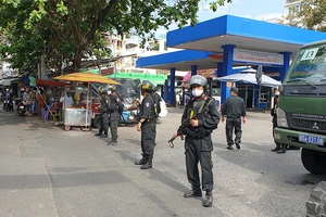 Công an phong tỏa kiểm tra cây xăng ở Gò Vấp 