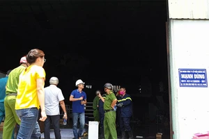  Cháy xưởng sản xuất mica ở quận 12, cả khu vực náo loạn