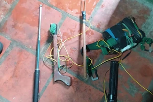 Tang vật gồm nhiều chĩa điện bắt chó bị công an phát hiện. Ảnh: NT