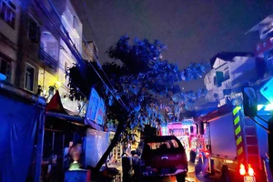 Bình Tân: Chập ổ điện gây cháy nhà, 4 người bị mắc kẹt