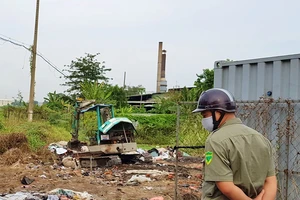 Đang chôn rác thải công nghiệp ở quận 12 thì bị phát hiện