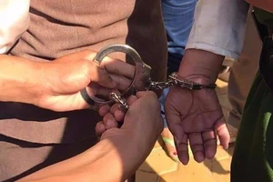 Giả vờ mua thịt heo để trộm tiền bị chủ sạp bắt quả tang 