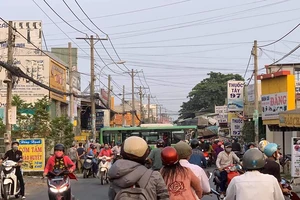 Xe tải ‘đấu đầu’ xe buýt, tài xế mắc kẹt trong cabin